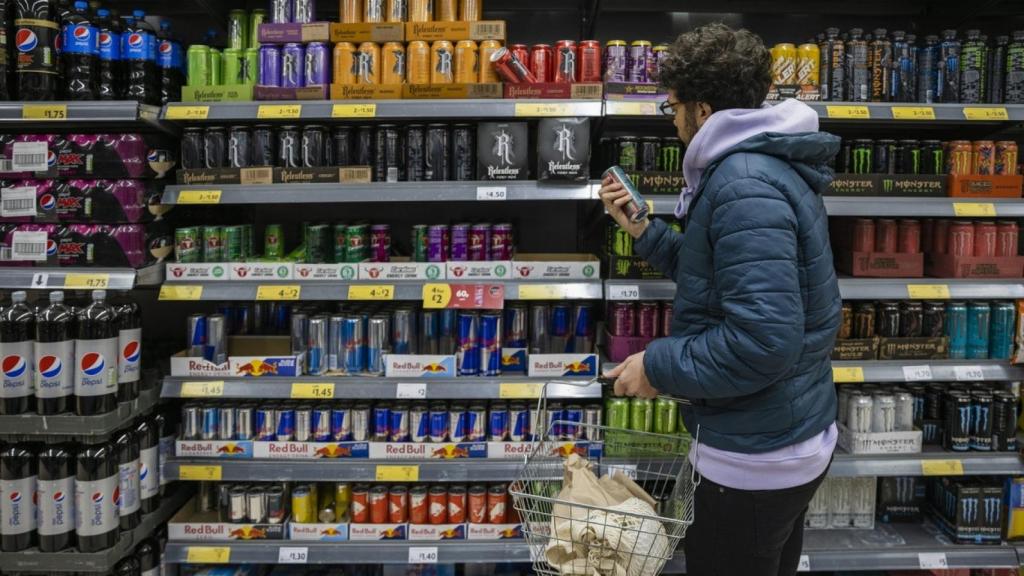 Un consumidor, comprando en un supermercado.