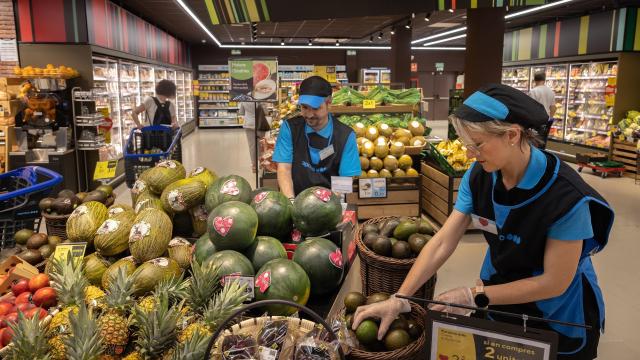 Algunos trabajadores ordenando un supermercado de Barcelona.