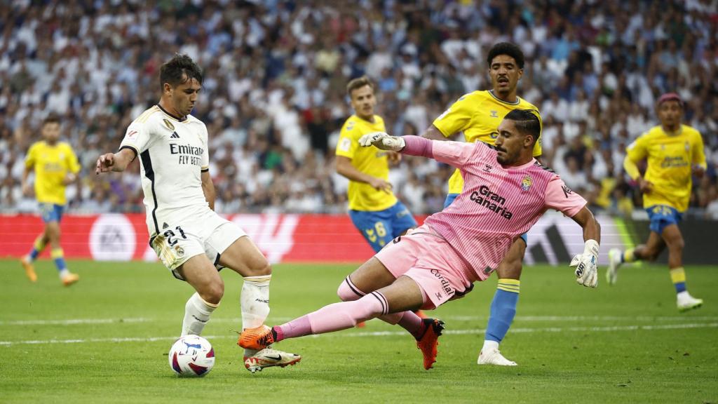 Momento en el que Brahim no logra rematar ante la salida de Valles