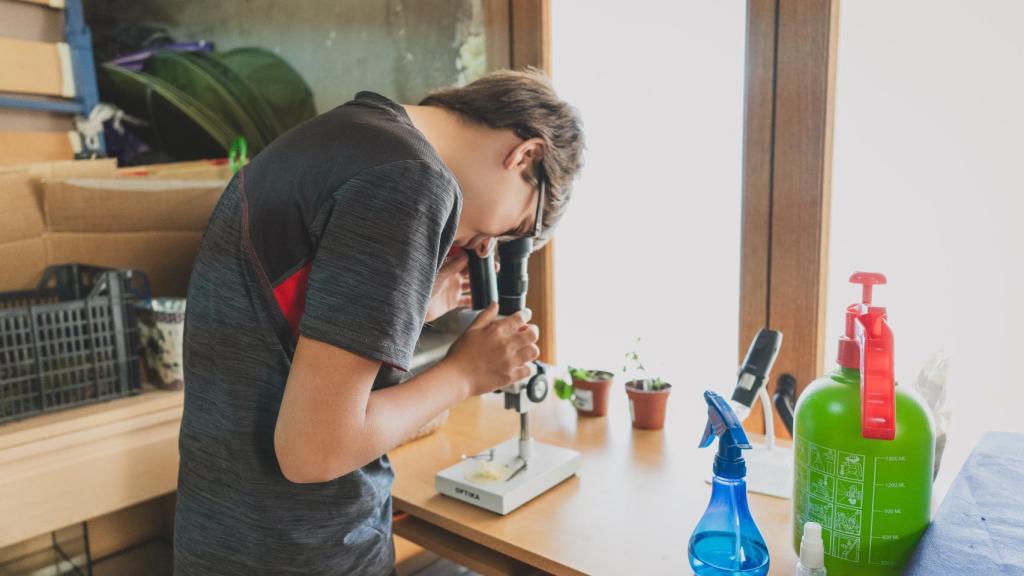 Ares, el hermano mediano, de 13 años, en  su laboratorio.