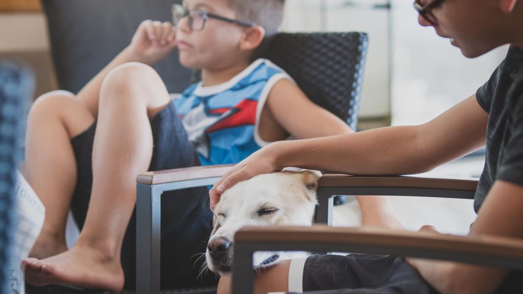 Naím (9) y Ares (13), junto a su perra Cali, adoptada.