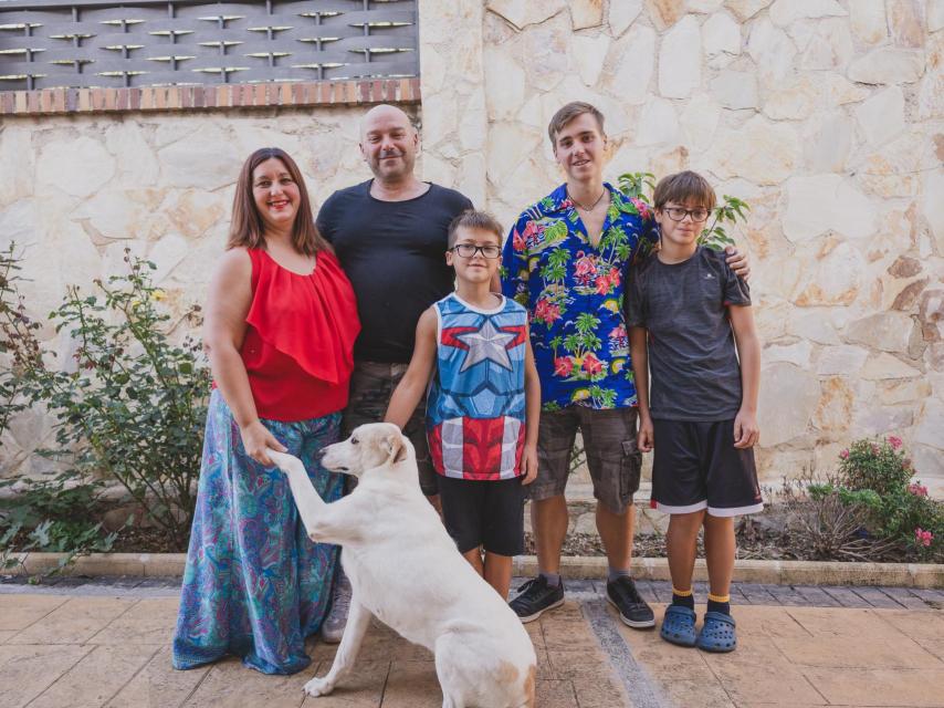 La familia López Vallcanera al completo, en el exterior de su casa de Guadalajara.