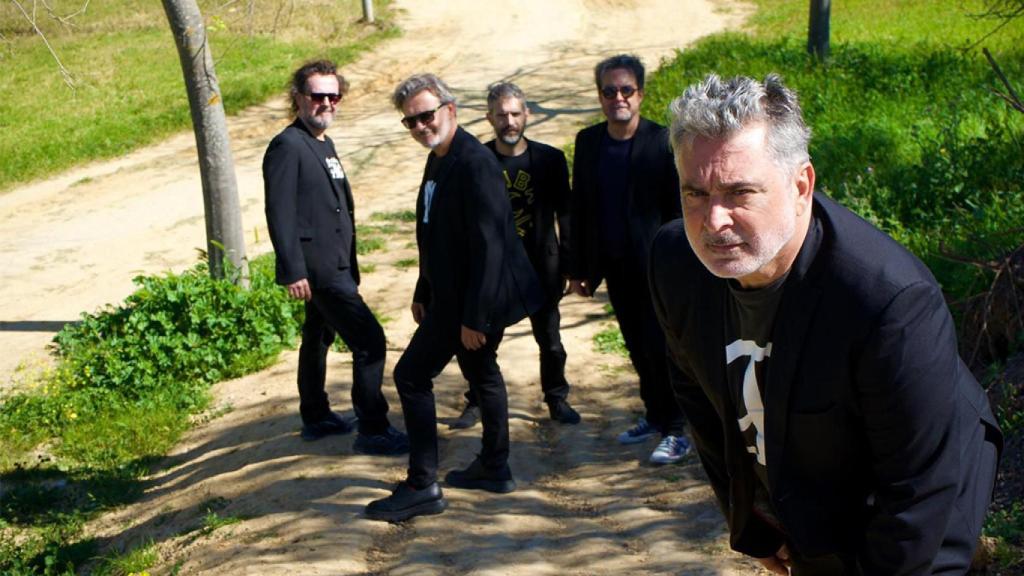 Pepe Begines en primer plano y el resto de los miembros de 'No me pises que llevo chanclas'