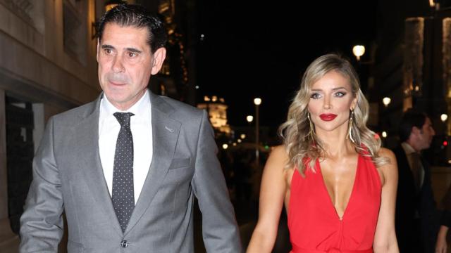 Fernando Hierro y Fani Stipkovic, en la fiesta de cumpleaños de Luis Figo en Madrid.