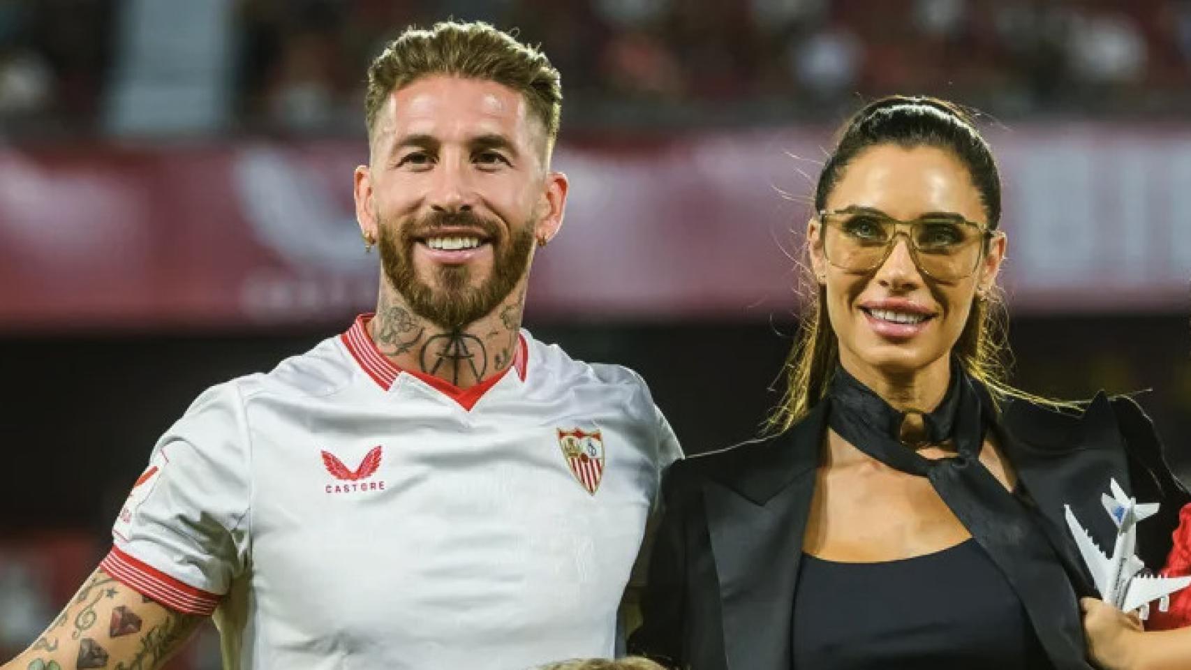 Sergio Ramos, durante su presentación con el Sevilla, junto a Pilar Rubio