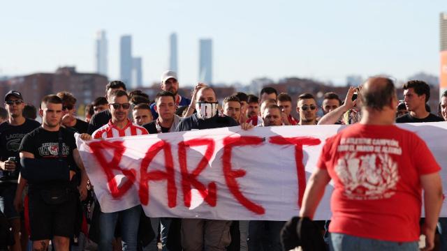 Aficionados del Atlético de Madrid en los aledaños del Metropolitano
