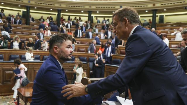 El portavoz de ERC, Gabriel Rufián, saluda al candidato y líder del PP, Alberto Núñez Feijóo, tras la primera sesión del debate de investidura.
