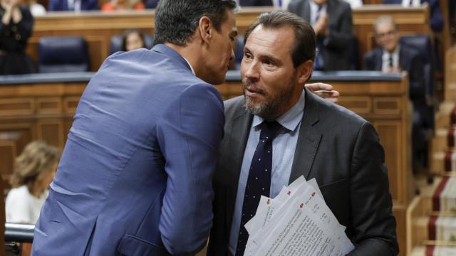 Pedro Sánchez felicita cariñoso a Óscar Puente, portavoz del PSOE en la investidura de Feijóo.