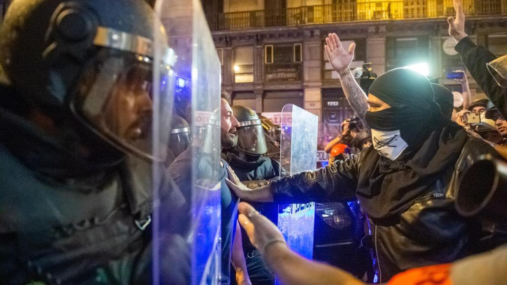 Mossos d´ Esquadra intervienen en protestas en Barcelona contra la sentencia del Supremo por el 'procés', en 2019.