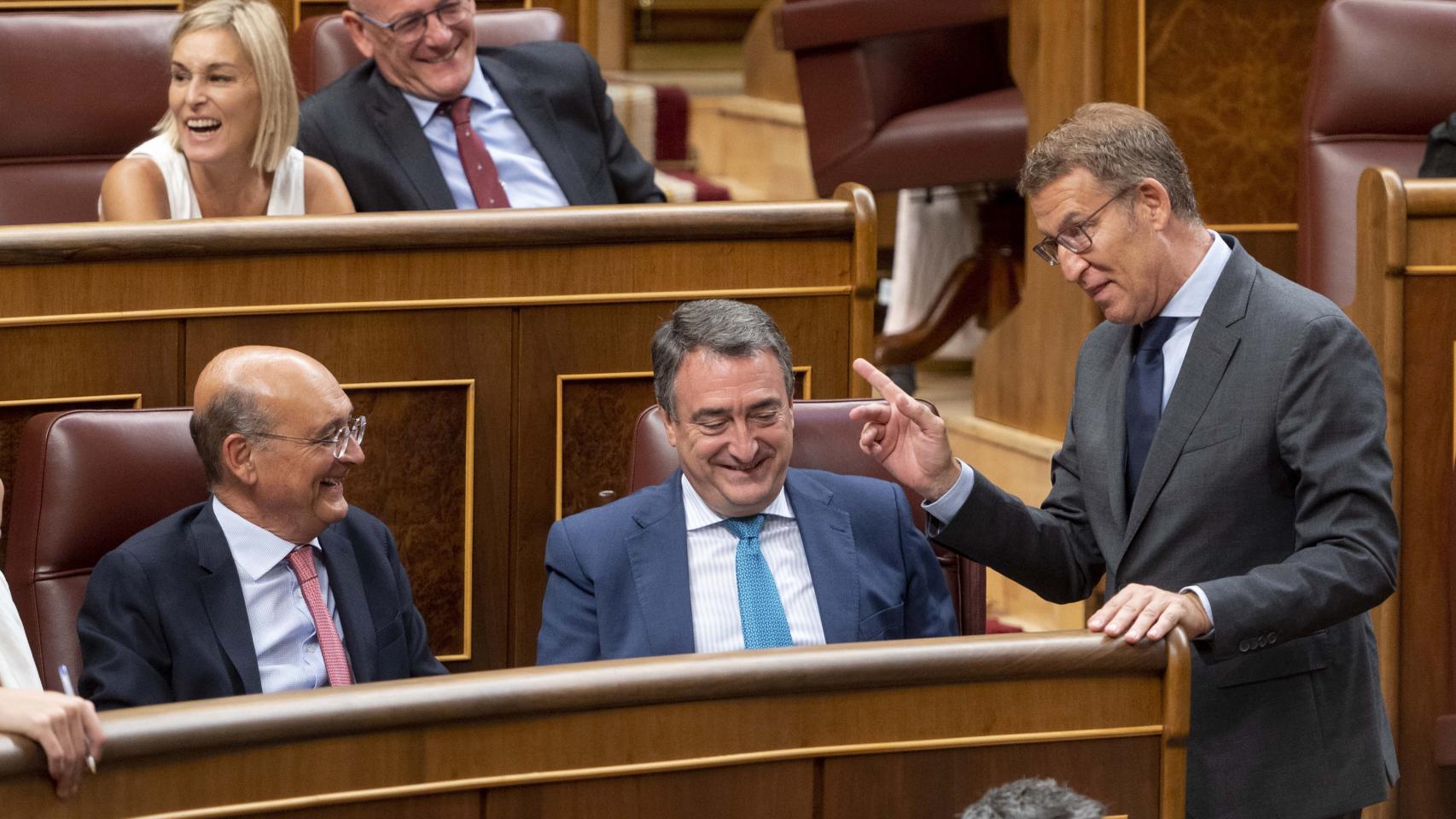 Alberto Núñez Feijóo alecciona a Aitor esteban y al resto de diputados del PNV, este miércoles en el Congreso.