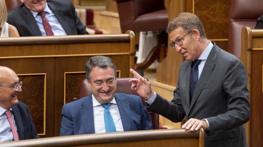 Alberto Núñez Feijóo alecciona a Aitor esteban y al resto de diputados del PNV, este miércoles en el Congreso.