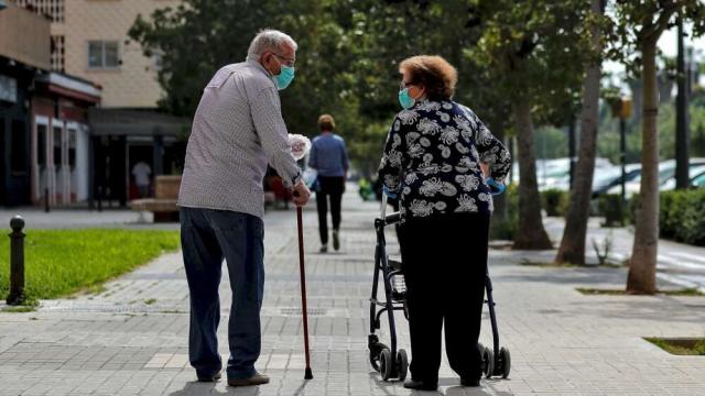 Imagen de dos jubilados paseando por la calle.