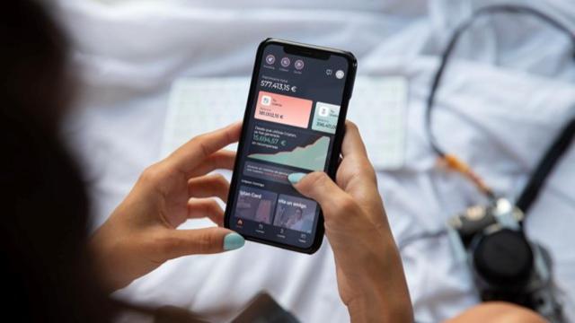 Una usuaria de Criptan utiliza la plataforma de compraventa y ahorro de criptoactivos.