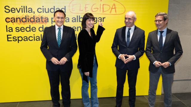 La ministra Diana Morant (2i) el anterior alcalde de Sevilla Antonio Muñoz (2d) El Consejero de Universidad, Investigación e Innovación José Carlos Gómez Villamandos (i) y El Consejero de Política Industrial y Energía Jorge Paradela Gutiérrez (d) en la visita a las instalaciones de la Agencia Espacial Española en 2022.