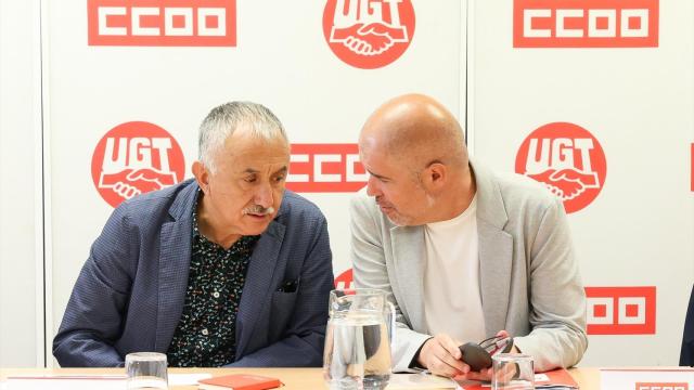 Los secretarios generales de CCOO y UGT, Unai Sordo (d) y Pepe Álvarez (i).