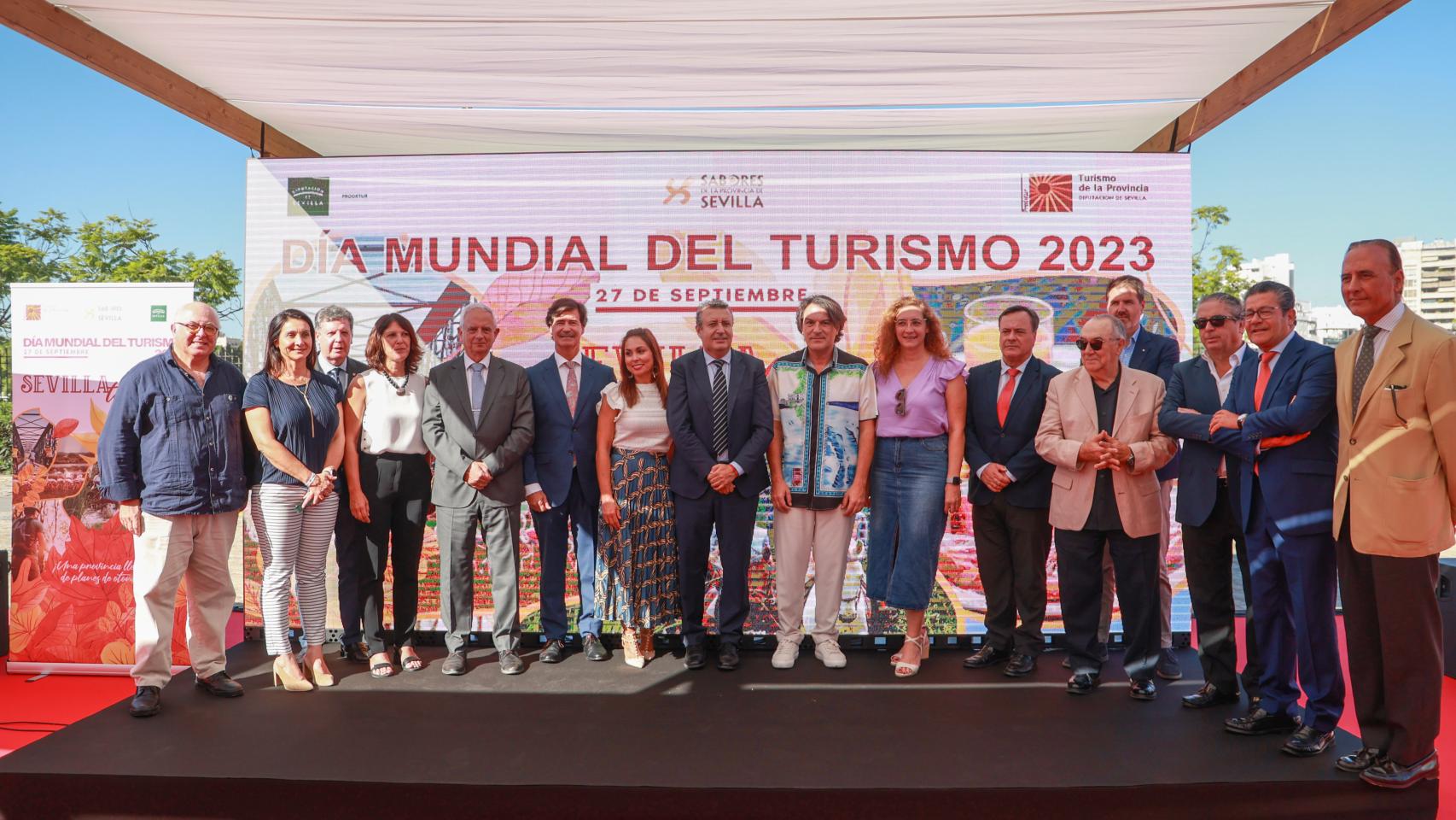 El presidente de la Diputación, Javier Fernández (c) posa en la foto de familia de la presentación de la campaña de promoción turística 'Sevilla también'. A 27 de septiembre de 2023, en Sevilla (Andalucía, España). En el marco de la conmemoración del Día Mundial del Turismo, Javier Fernández ha presentado la nueva campaña promocional de la provincia hispalense 'Sevilla también'.