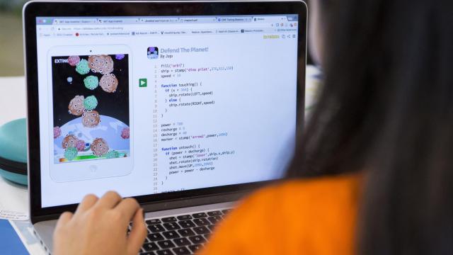 Bruselas pide a España acelerar la formación digital