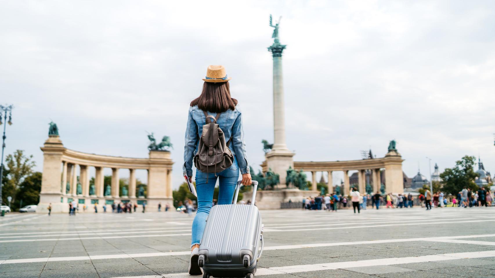Una turista visita Budapest, Hungría.