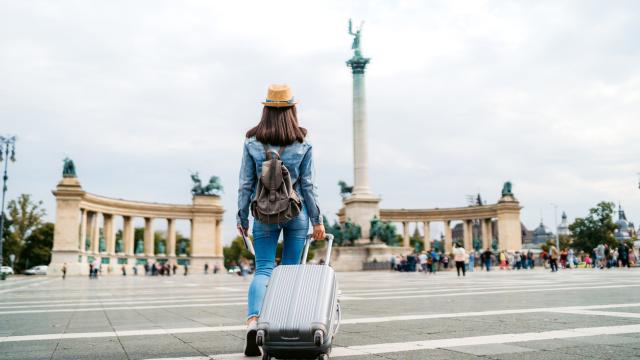 Una turista visita Budapest, Hungría.