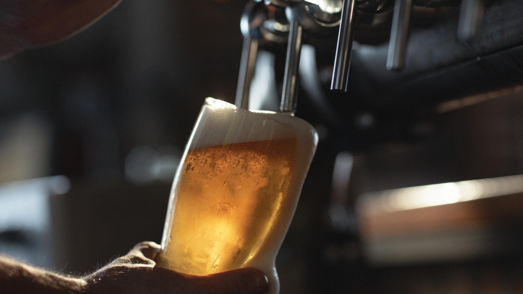 Un barman tira una caña en Madrid.