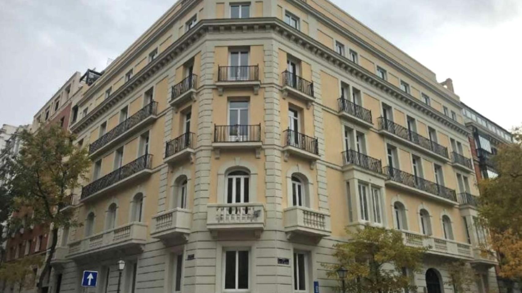 Edificio del número 5 de la calle Ruiz de Alarcón, que se convertirá en un cinco estrellas de gran lujo.