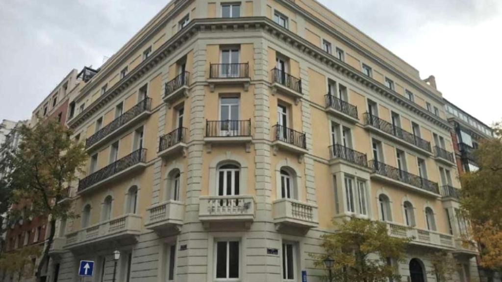 Edificio del número 5 de la calle Ruiz de Alarcón, que se convertirá en un cinco estrellas de gran lujo.