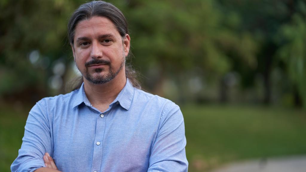 Jesús Báez, el taxista malagueño que escribe novelas de suspense y divulga sobre música.