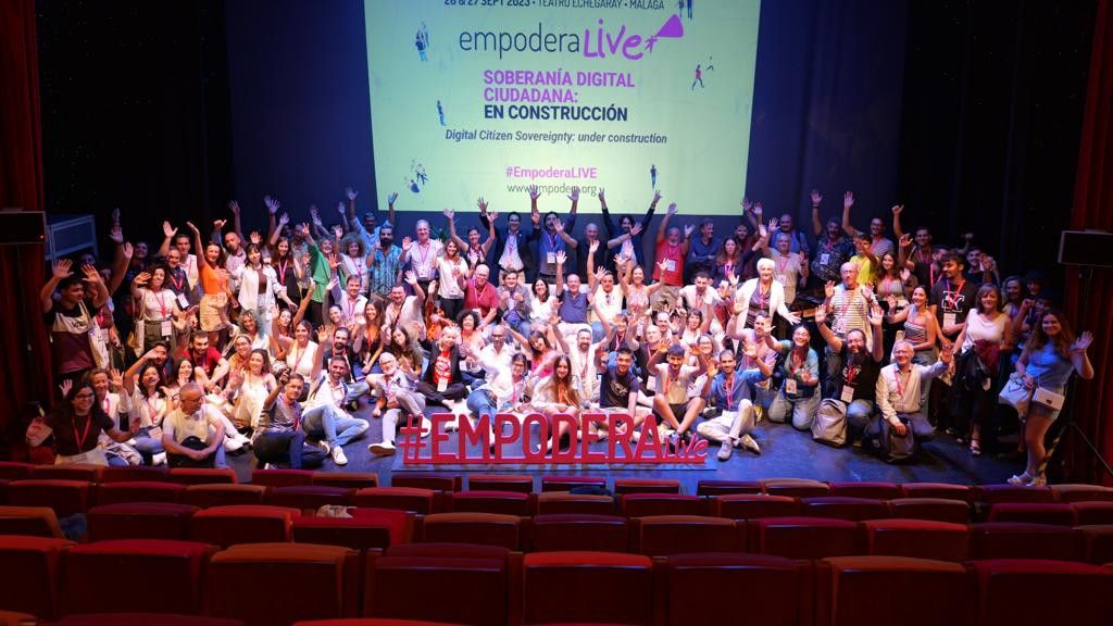 Foto final de familia del congreso #EmpoderaLIVE