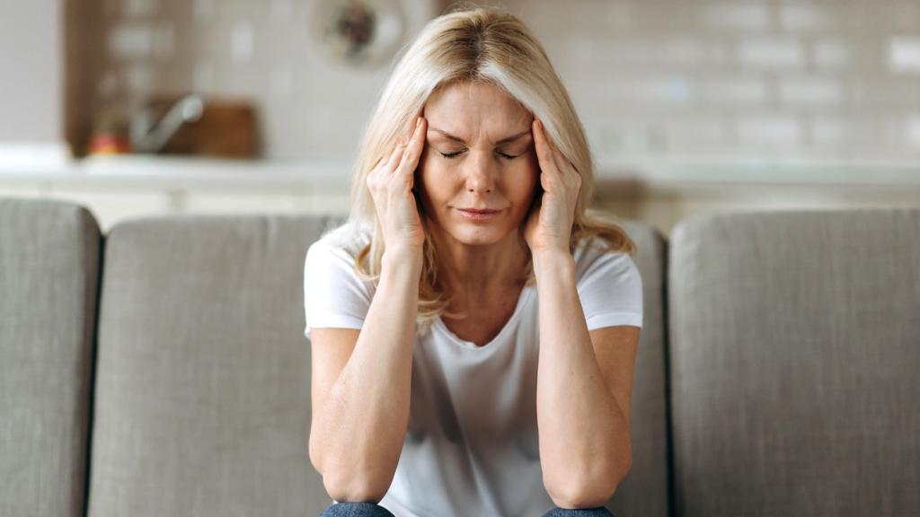 Imagen de archivo de una mujer con dolor de cabeza. Foto: iStock.