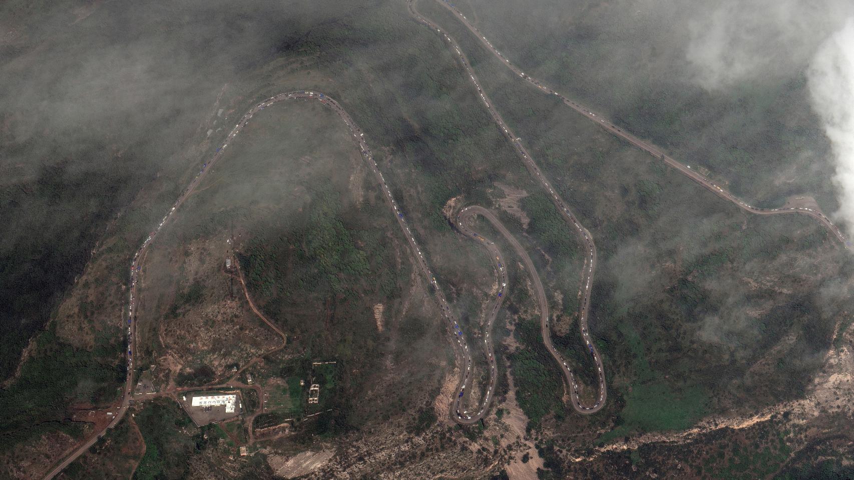 Imagen aérea de las colas para abandonar la región