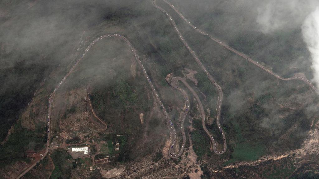 Imagen aérea de las colas para abandonar la región