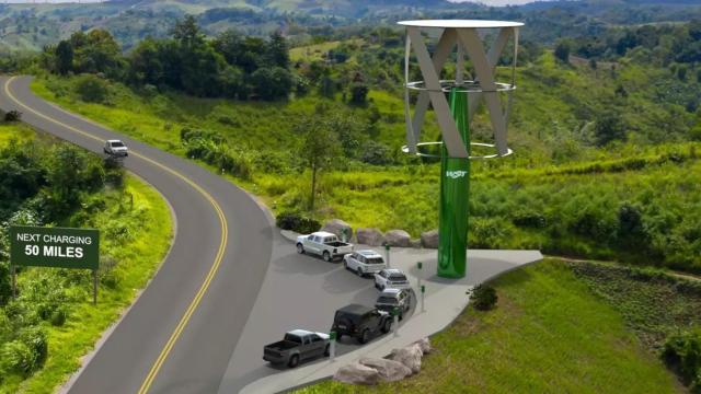 Unos coches eléctricos cargándose en la torre Wind & Solar.