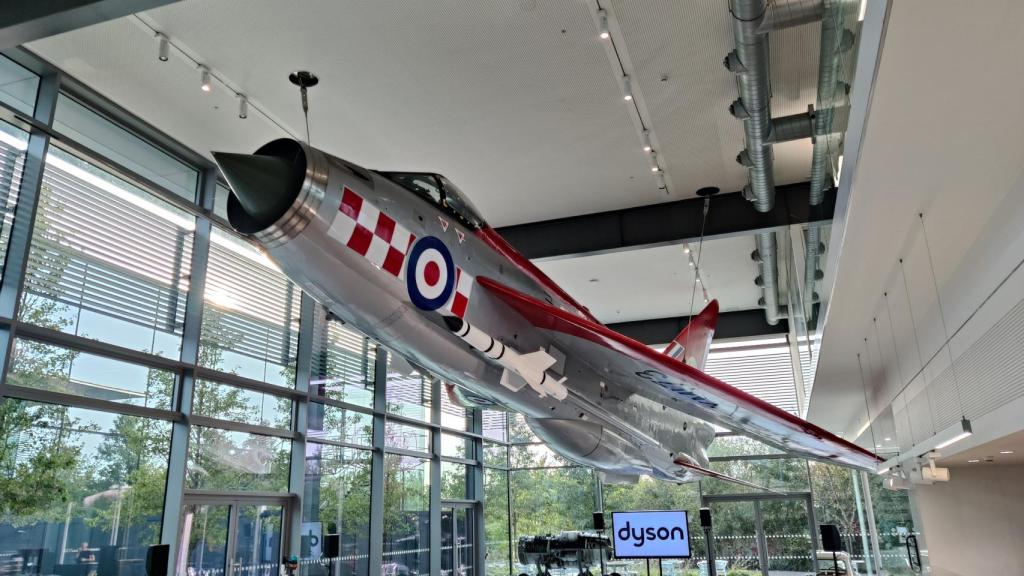 El caza English Electric Lightning en una de las cafeterías del campus de Dyson