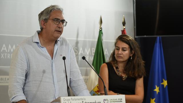 Los coordinadores regionales de IU, Joaquín Macías, y Podemos, Irene de Miguel, en la Asamblea de Extremadura.