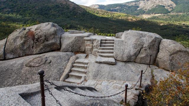 Conoce el tren histórico de Madrid que te lleva a una de las rutas preferidas de Felipe II.