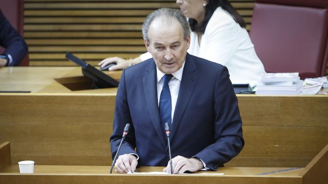El conseller José Luis Aguirre durante su intervención este jueves en Les Corts. EE