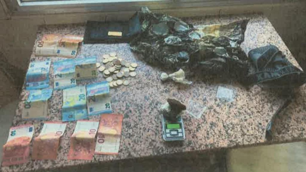 Dinero en metálico intervenido al supuesto camello, junto a los supuestos útiles para el narcotráfico.