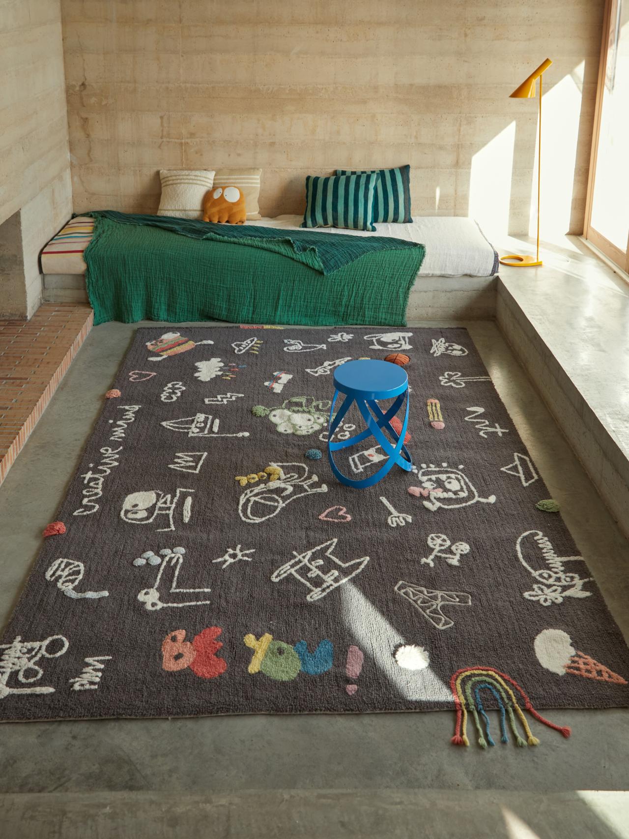 La alfombra de 250 piezas numeradas, estirada sobre el suelo.