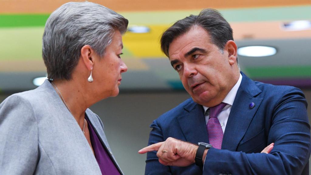 El vicepresidente de la Comisión, Margaritis Schinas, y la comisaria de Interior, Ylva Johansson, durante la reunión de este jueves en Bruselas