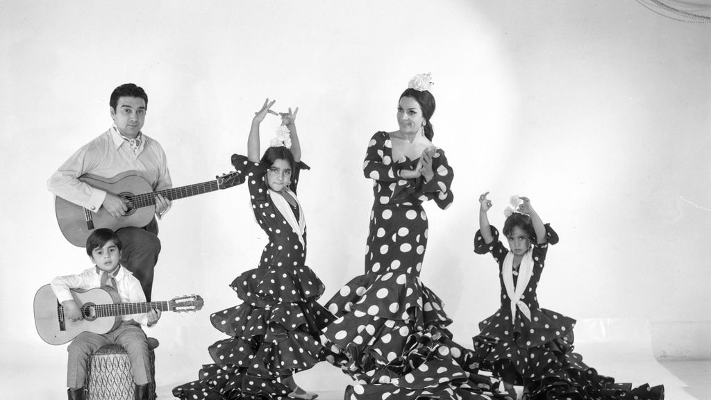 Fotografía de Lola Flores y Antonio González, “El Pescaílla”, con Lolita, Antonio y Rosario realizada en 1966. Pertenece al Archivo del fotógrafo Vicente Ibáñez, cuyos fondos se conservan en la BNE.