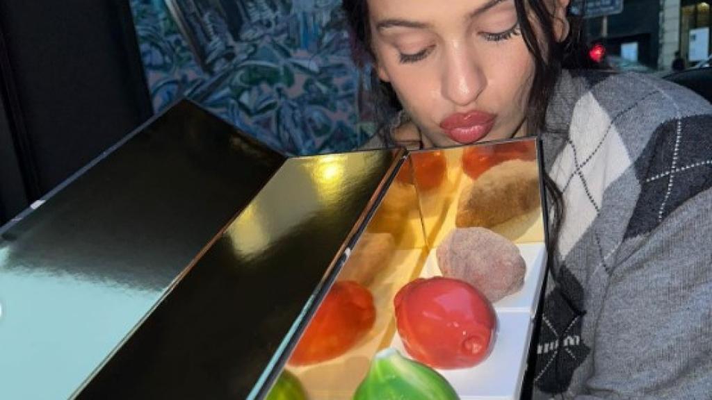 Rosalía con los dulces en forma de frutas del repostero Cédric Grolet.