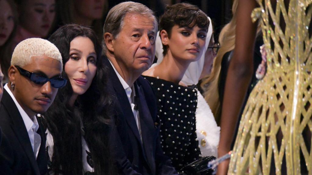 Cher y su pareja, Alexander Edwards, en el desfile de Balmain.