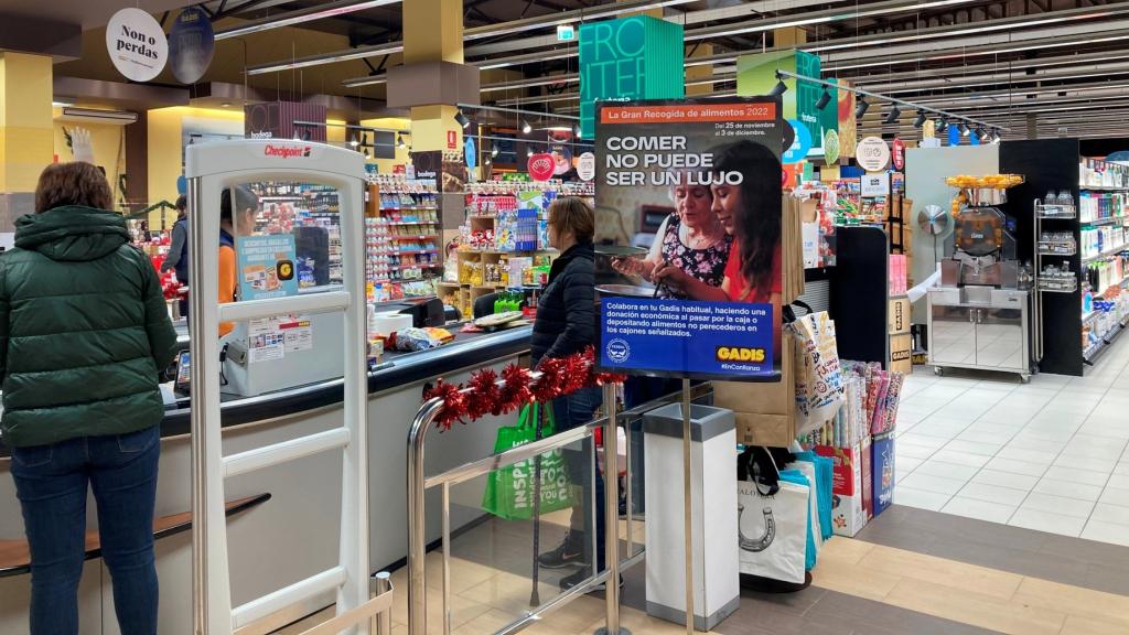 Varios clientes comprando en un supermercado.