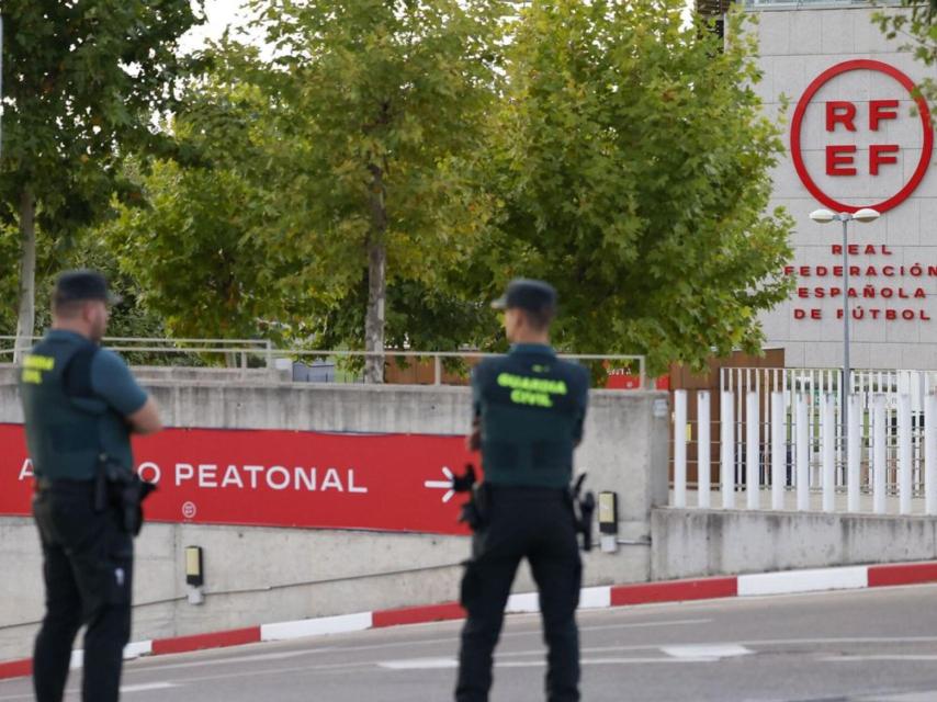 Una pareja agentes ante la sede de la Federación Española de Fútbol.