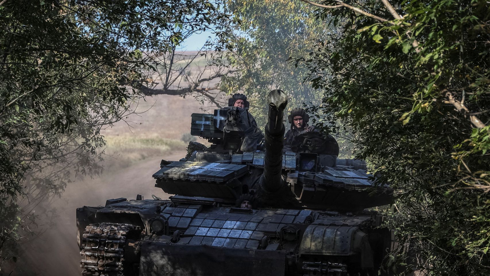 Militares ucranianos viajan en un tanque, en medio del ataque de Rusia a Ucrania, en la región de Donetsk.