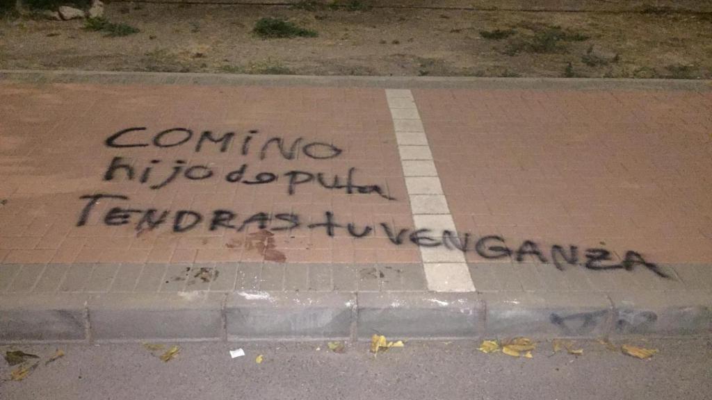 Una pintada amenazante que un grupo de jóvenes realizó en una acera por los apuñalamientos.