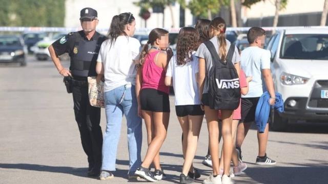 Alumnos del IES de Jerez, evacuando el centro tras la agresión.