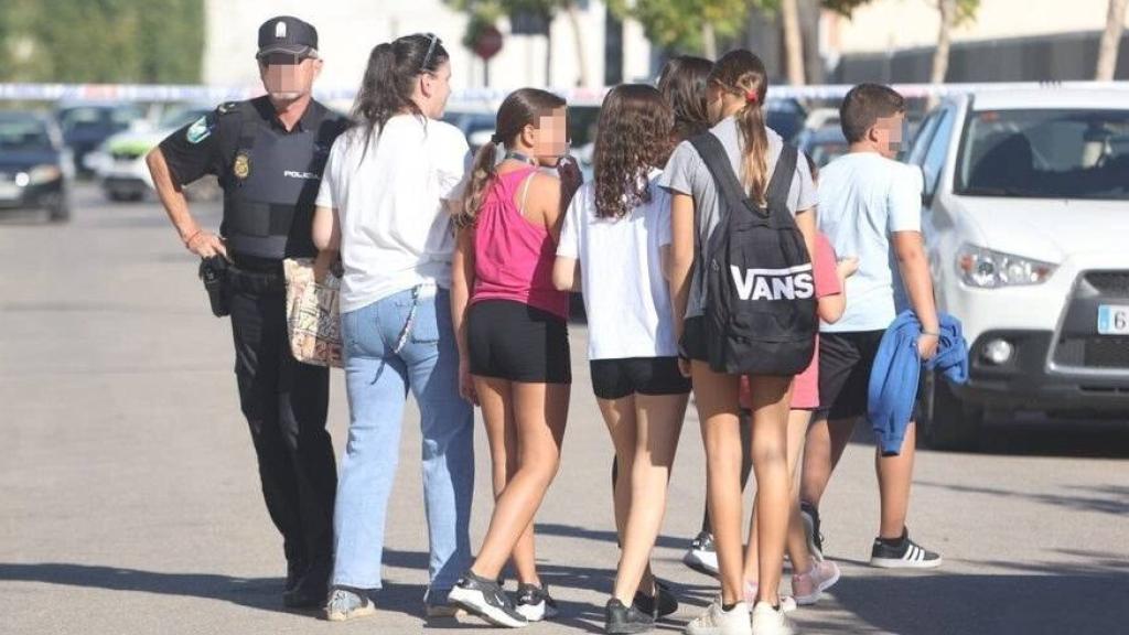 Alumnos del IES de Jerez, evacuando el centro tras la agresión.