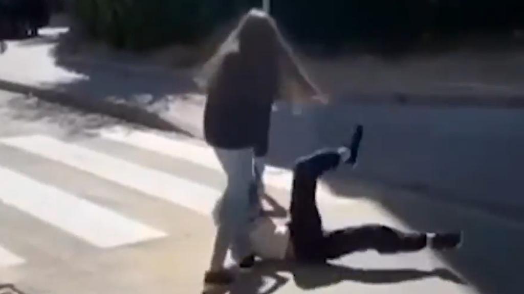 Momento en el que la agresora tira al suelo a la víctima.
