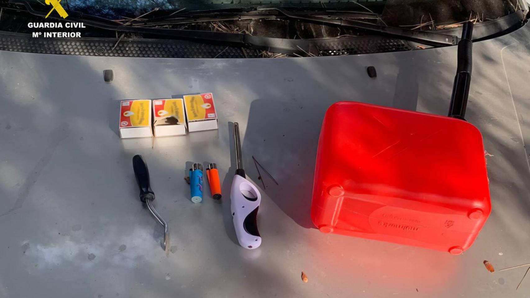 El material empleado por el sospechoso para incendiar contenedores.